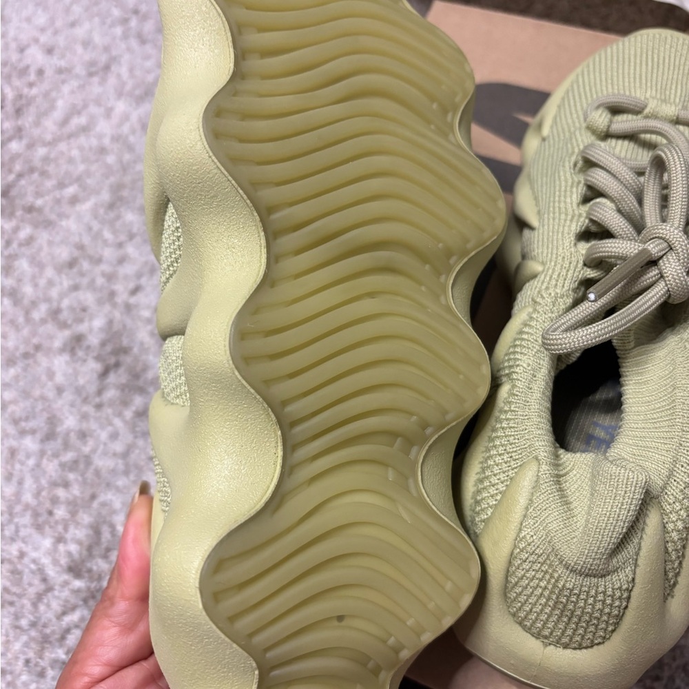 Yeezy RESIN Sneakers - Picture 2 of 4